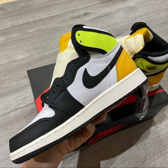 Air Jordan 1 Retro High “Volt” OG Men's 11.5 - Picture 4 of 8